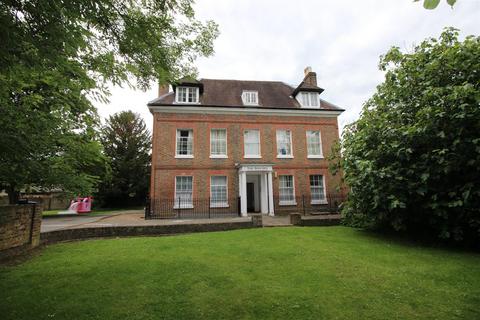 2 bedroom flat to rent, The Beeches, High Street, Cowley