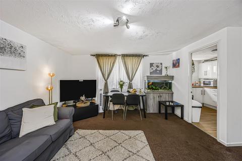 2 bedroom flat for sale, Gillards Mews, London