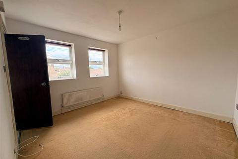 4 bedroom semi-detached house to rent, Hughes Road, Ashford, Surrey, TW15