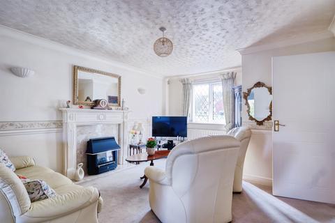 3 bedroom detached house for sale, Kirkfield Drive, Leeds