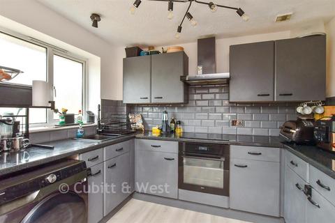 2 bedroom flat for sale, Woodsdale Court, Worthing BN14