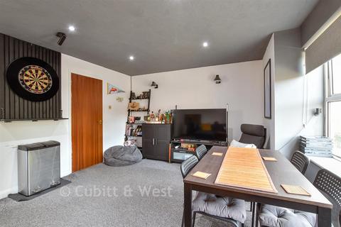 2 bedroom flat for sale, Woodsdale Court, Worthing BN14