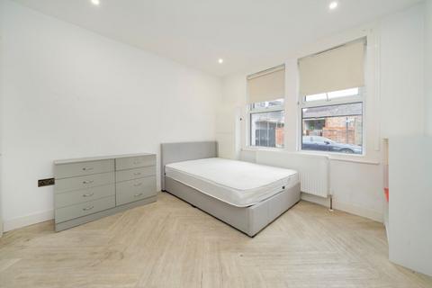 Flat to rent, Roxborough Road, Harrow HA1