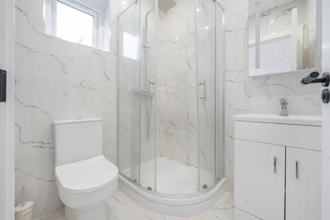 Flat to rent, Roxborough Road, Harrow HA1