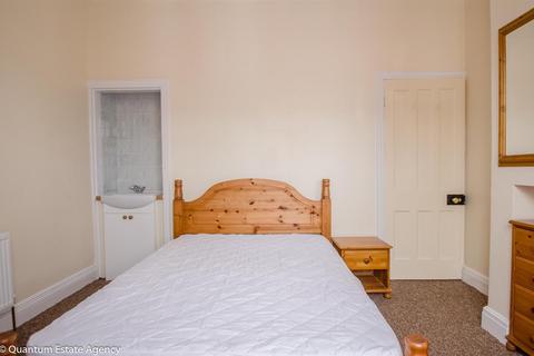 3 bedroom terraced house to rent, 28 Balmoral Terrace