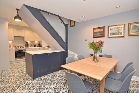 3 bedroom house to rent, 3 Regent Court, Regent Parade, Harrogate, HG1 5AW