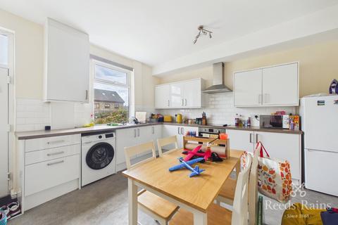 2 bedroom terraced house to rent, Oakwood Drive, Leeds LS26