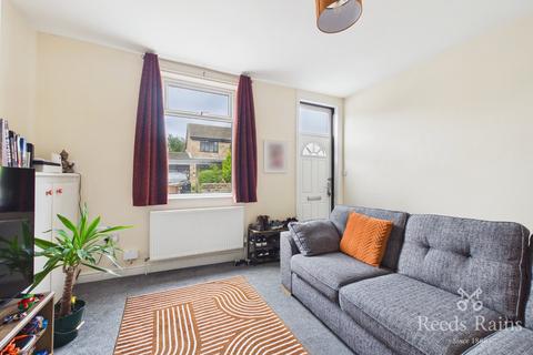2 bedroom terraced house to rent, Oakwood Drive, Leeds LS26
