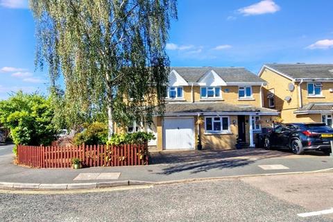 3 bedroom semi-detached house to rent, Nine Elms Close, Feltham TW14