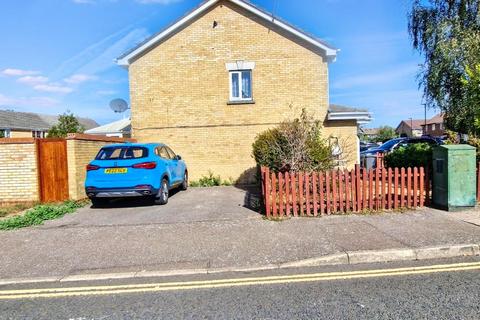 3 bedroom semi-detached house to rent, Nine Elms Close, Feltham TW14