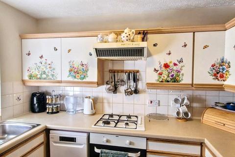 3 bedroom semi-detached house to rent, Nine Elms Close, Feltham TW14