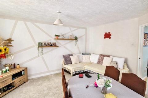 3 bedroom semi-detached house to rent, Nine Elms Close, Feltham TW14