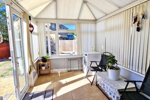 3 bedroom semi-detached house to rent, Nine Elms Close, Feltham TW14