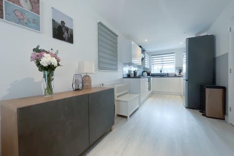 3 bedroom terraced house to rent, Farnborough Road, Nottingham NG11