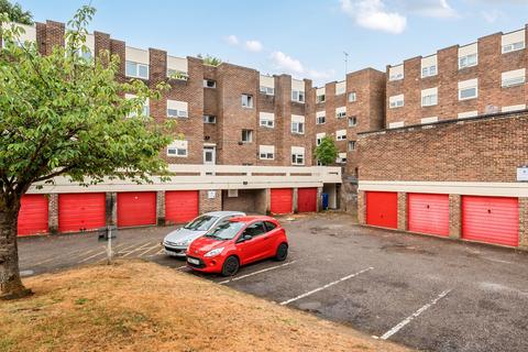 2 bedroom property to rent, Fairview Avenue, Woking, GU22