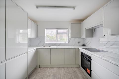 2 bedroom property to rent, Fairview Avenue, Woking, GU22