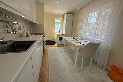 3 bedroom semi-detached house to rent, Sturgess Avenue Hendon, NW4