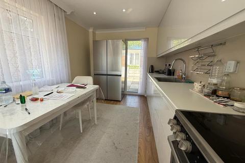 3 bedroom semi-detached house to rent, Sturgess Avenue Hendon, NW4