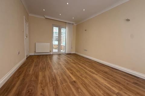 3 bedroom semi-detached house to rent, Sturgess Avenue Hendon, NW4