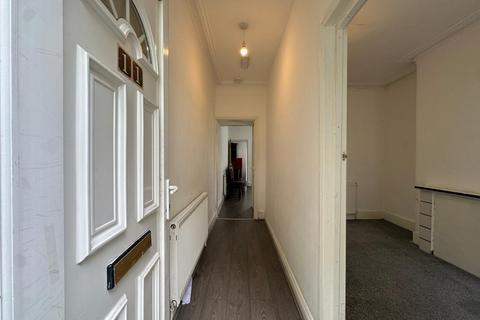 4 bedroom terraced house to rent, Hughenden Drive, Leicester LE2