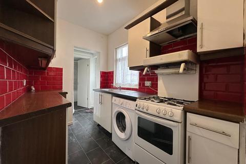 4 bedroom terraced house to rent, Hughenden Drive, Leicester LE2