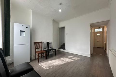 4 bedroom terraced house to rent, Hughenden Drive, Leicester LE2