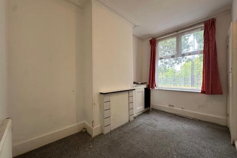 4 bedroom terraced house to rent, Hughenden Drive, Leicester LE2