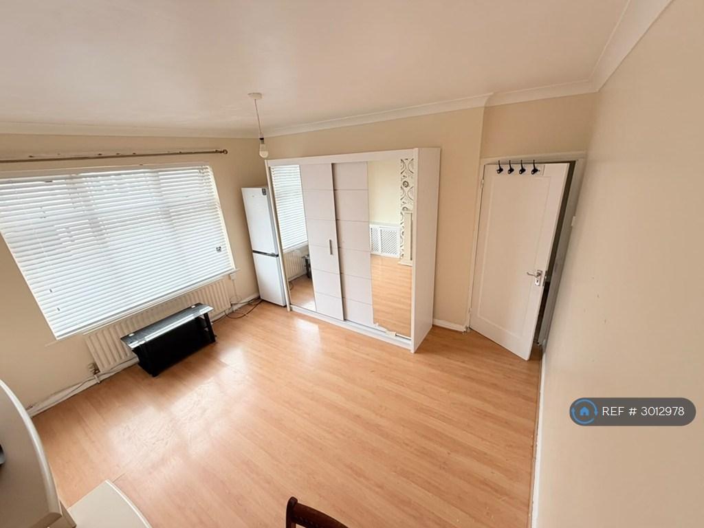 Apartment in Romford - View 3