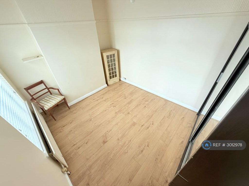 Apartment in Romford - More