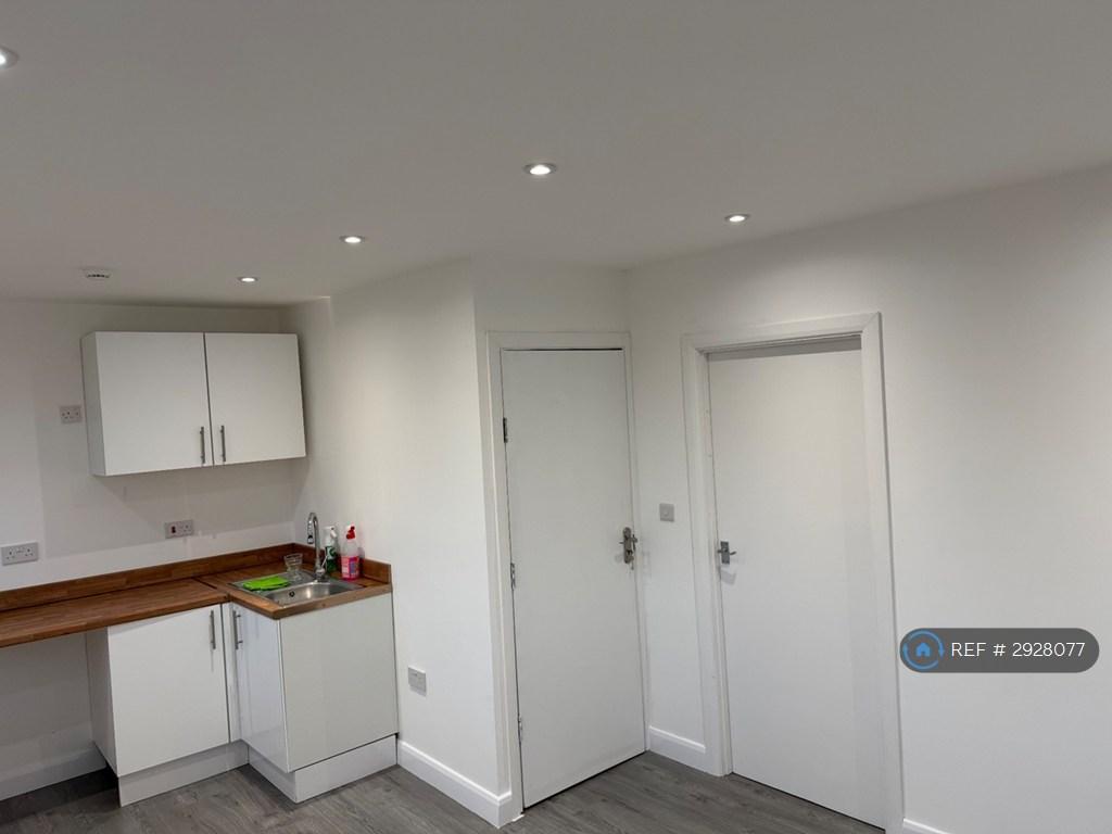Apartment in Northolt - View 3