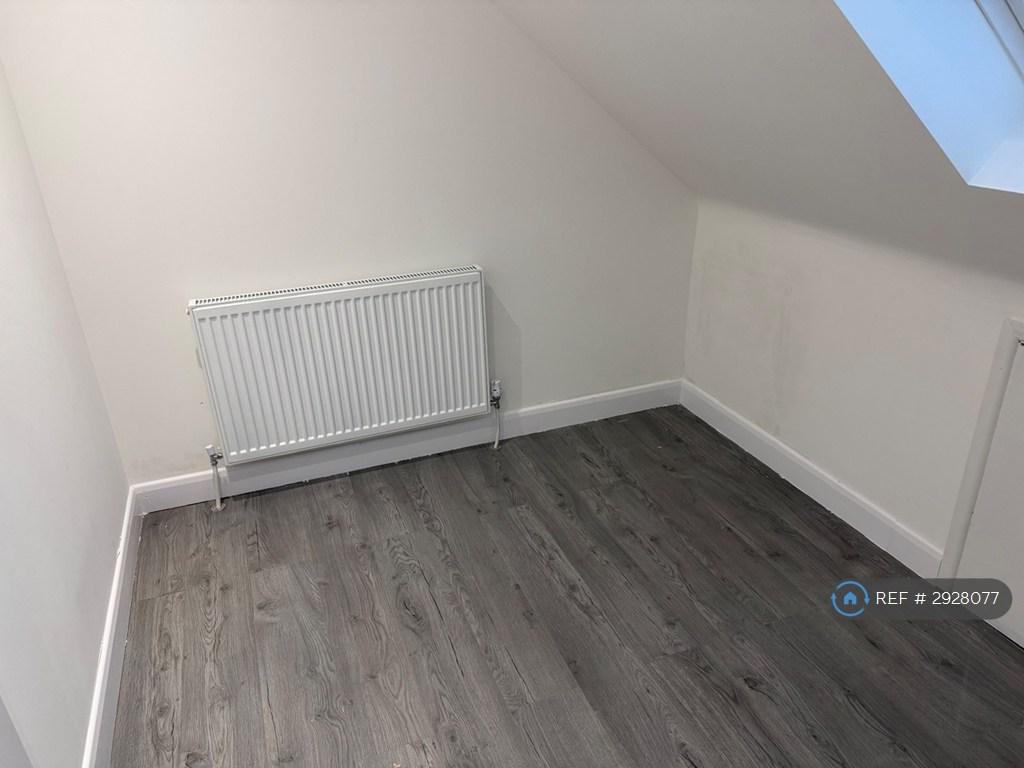 Apartment in Northolt - View 5