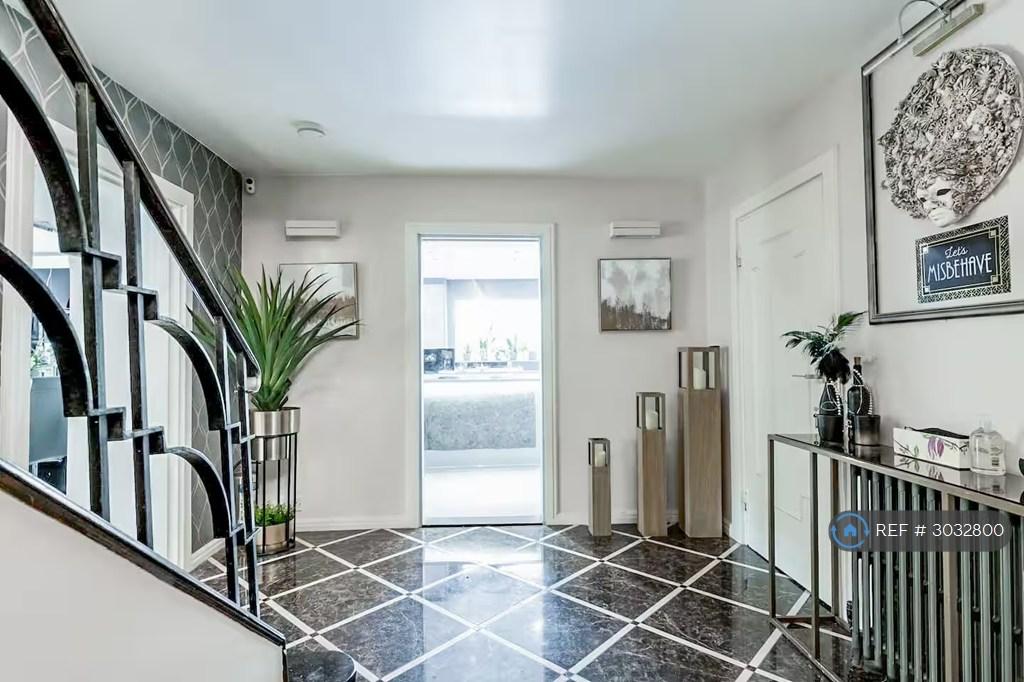 House in London - View 3