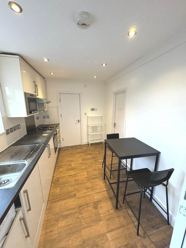 Apartment in Southall - View 5
