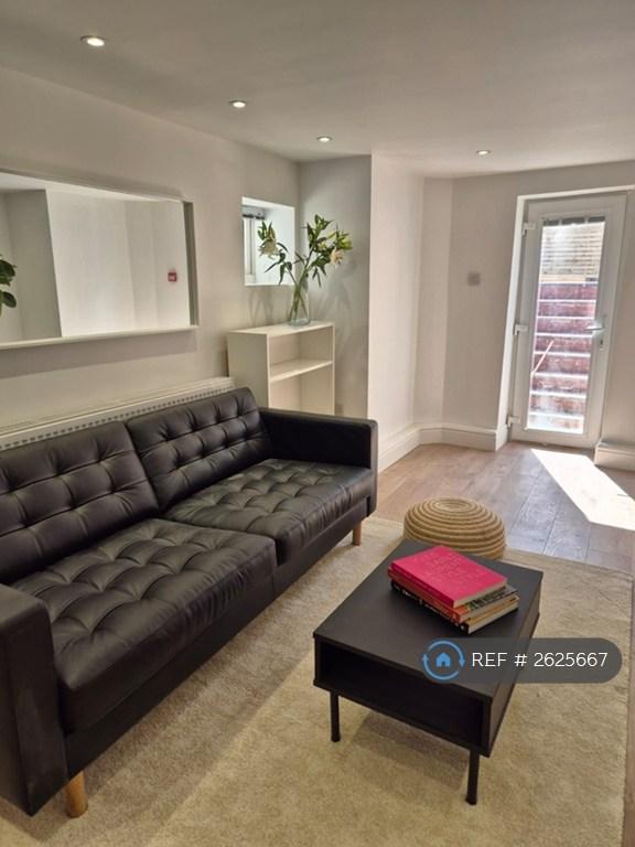 Apartment in Manchester - View 3