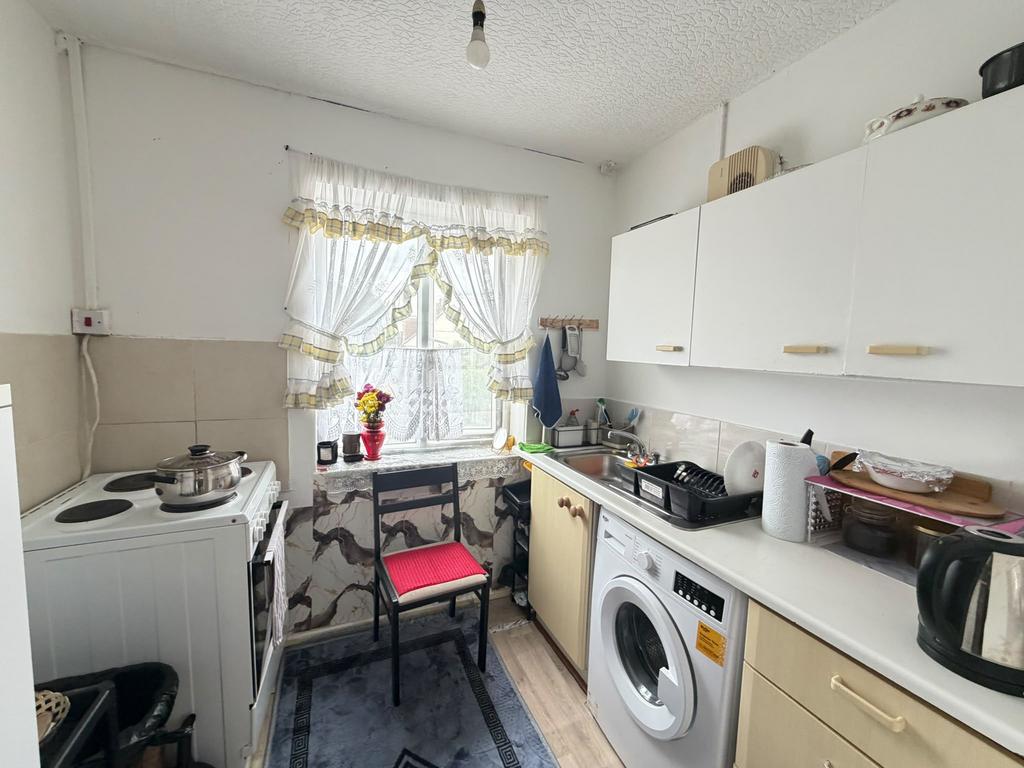 Apartment in Enfield, Carterhatch, Southbury - View 2