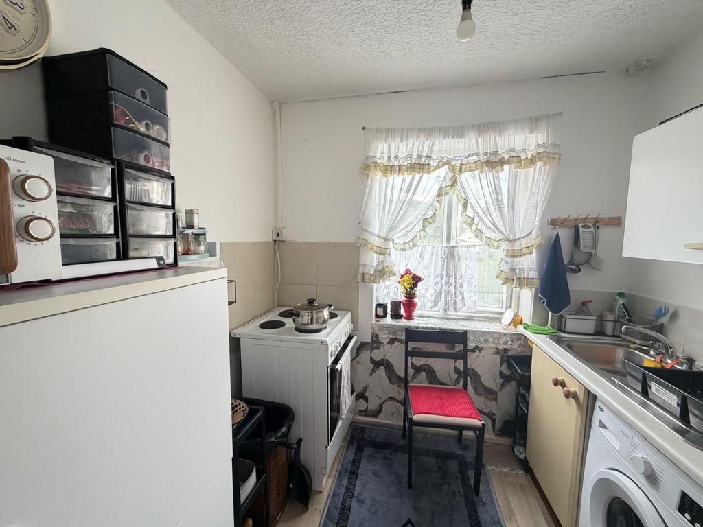 Apartment in Enfield, Carterhatch, Southbury - View 3