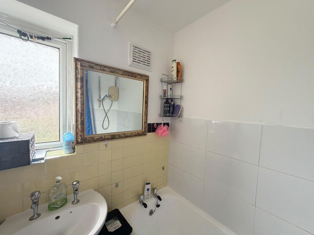Apartment in Enfield, Carterhatch, Southbury - View 5