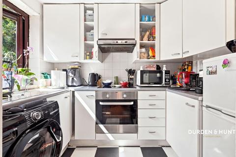 2 bedroom flat for sale, Riverside Close, London E5