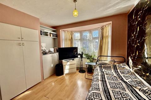 3 bedroom terraced house for sale, Burns Avenue, Southall