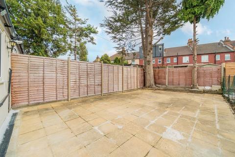 4 bedroom house to rent, Colliers Water Lane, Thornton Heath