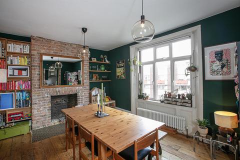 3 bedroom flat for sale, Lausanne Road, Nunhead, SE15