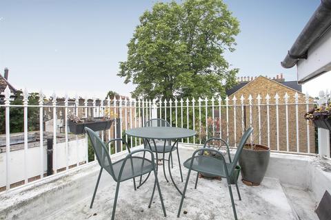 3 bedroom flat for sale, Lausanne Road, Nunhead, SE15