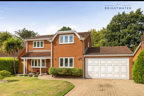 4 bedroom detached house to rent, Lynwood Close, Ferndown, BH22