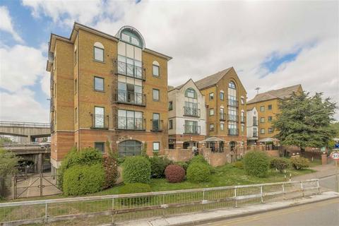 Studio to rent, Brent Cross Gardens, London NW4