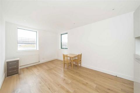 Studio to rent, Brent Cross Gardens, London NW4