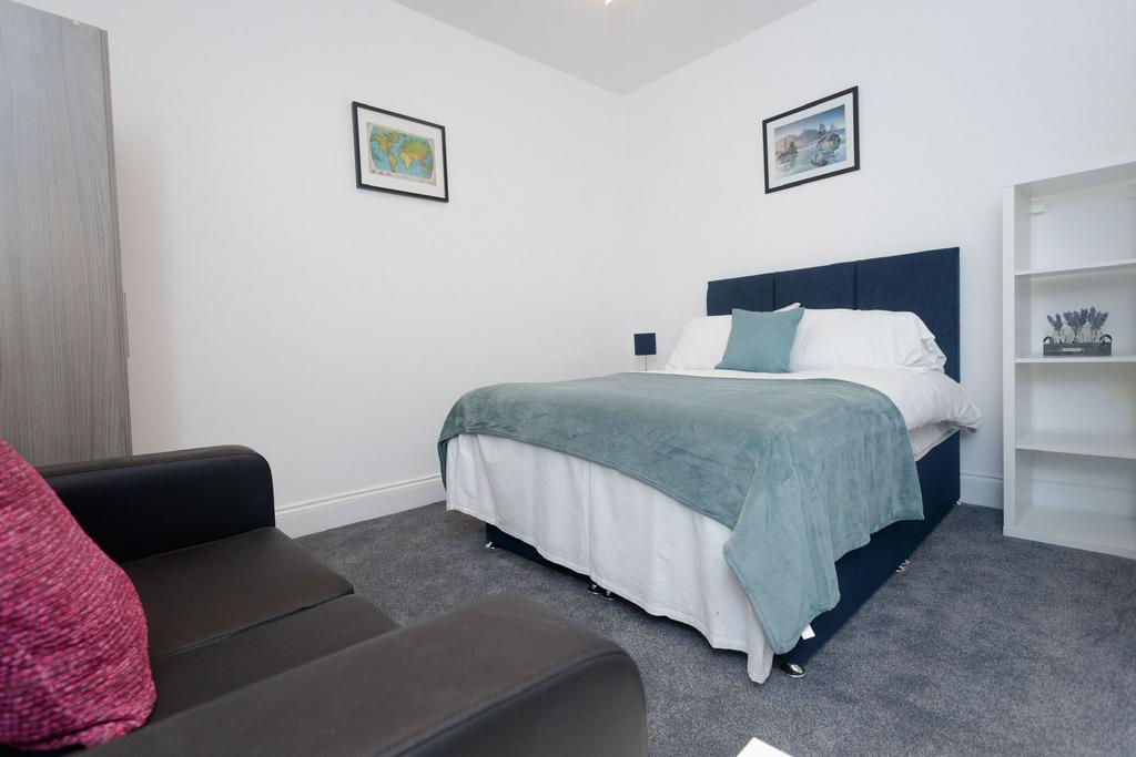 Apartment in LEEDS - View 5