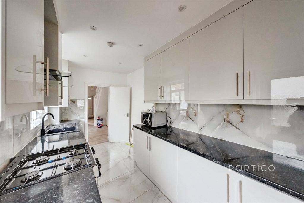 House in Roman Road - View 3