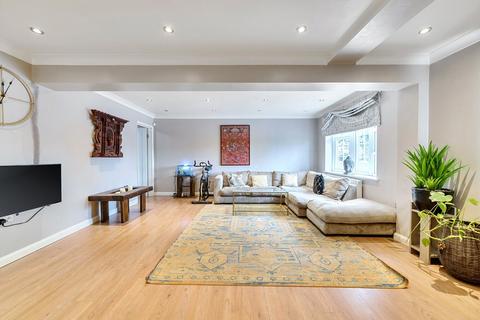 4 bedroom detached house to rent, Swakeleys Road, Ickenham, Uxbridge, UB10