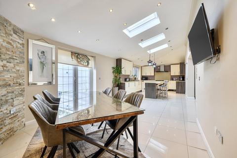 4 bedroom detached house to rent, Swakeleys Road, Ickenham, Uxbridge, UB10