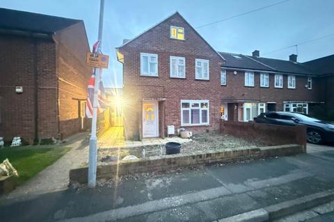3 bedroom flat to rent, Pinn Close, Uxbridge